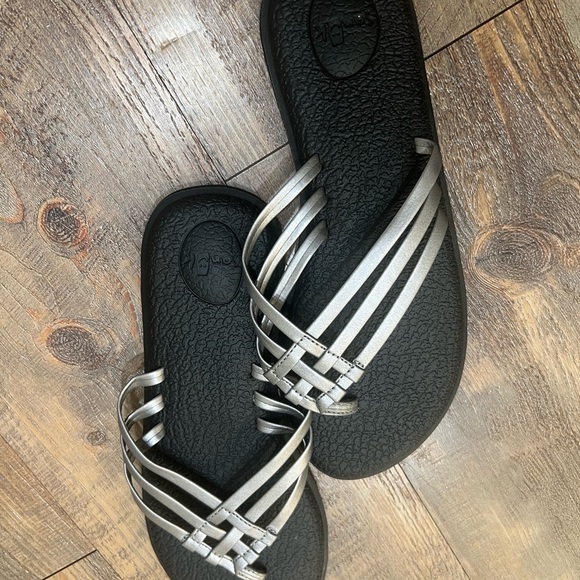 NEW **SANUK** Yoga Mat Sandals - Perfect for Summer - Great Metallic Color :) - Picture 6 of 8